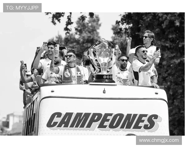 皇马全城巡游庆祝联赛夺冠 向球迷献上辉煌胜利的盛大狂欢